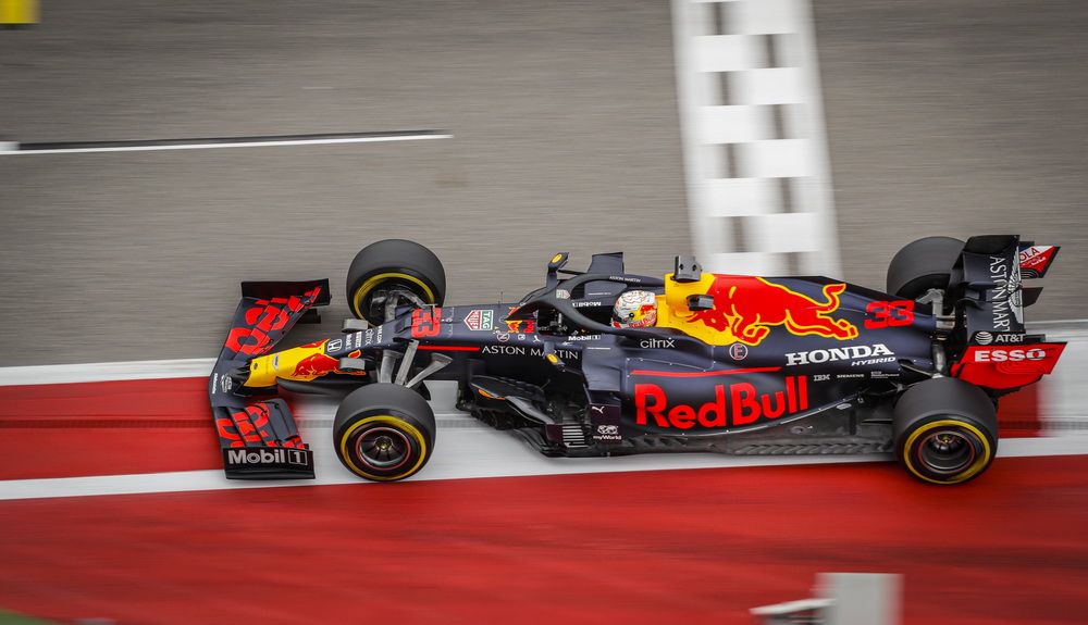 Max Verstappen con su Red Bull motorizado por Honda