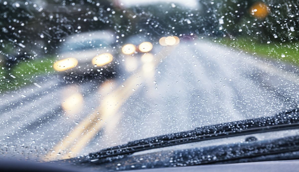 Coche con lluvia