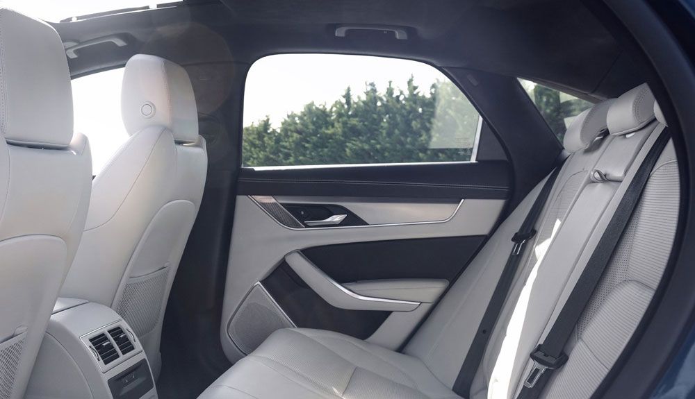 El interior del Jaguar XF 2021 es ahora más espacioso