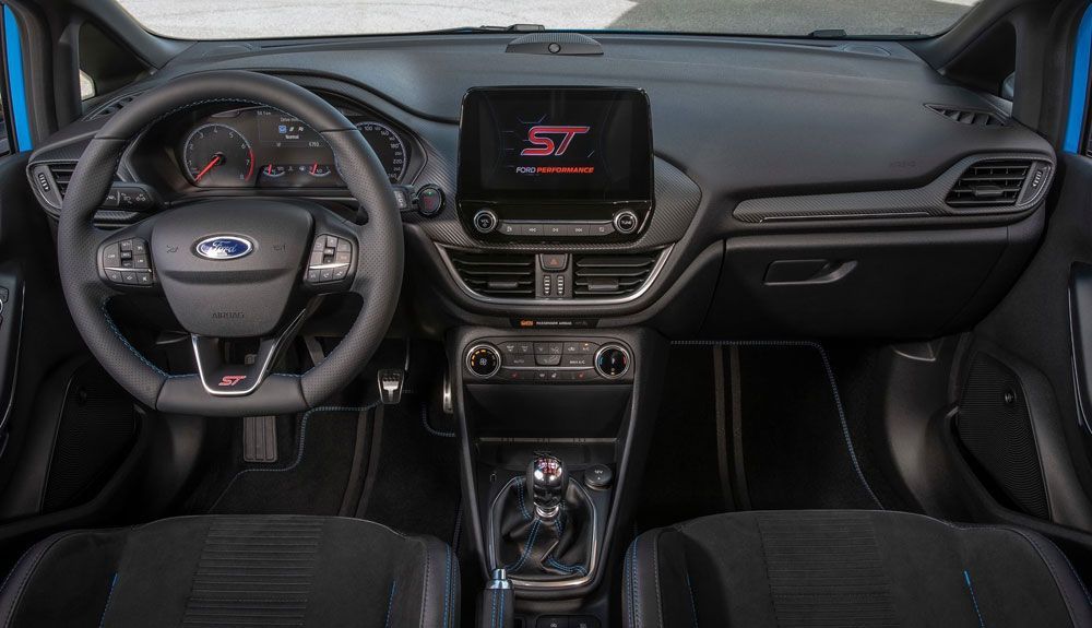 El interior del Ford Fiesta ST Edition cuenta con detalles en fibra de carbono y asientos Recaro
