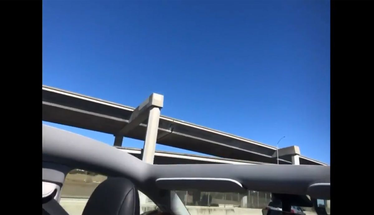 El Tesla Model Y de un comprador se queda sin techo en plena autovía