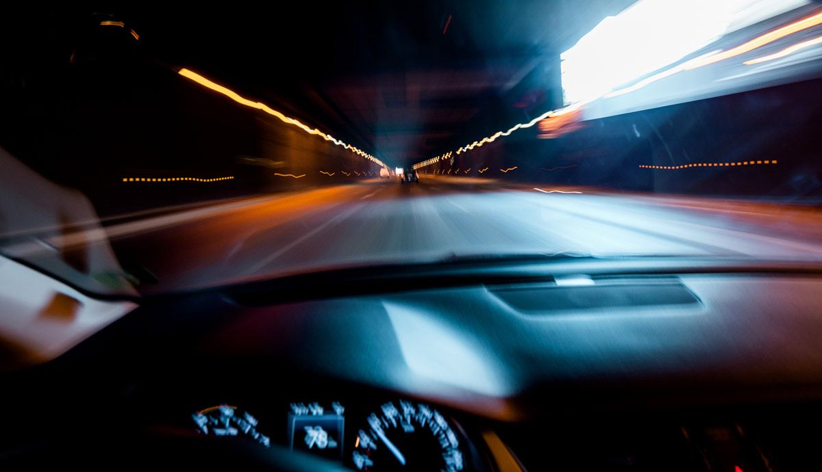 Un conductor, detenido tras dejar su coche en medio de la calzada y dormirse en el arcén. | Foto: iStock