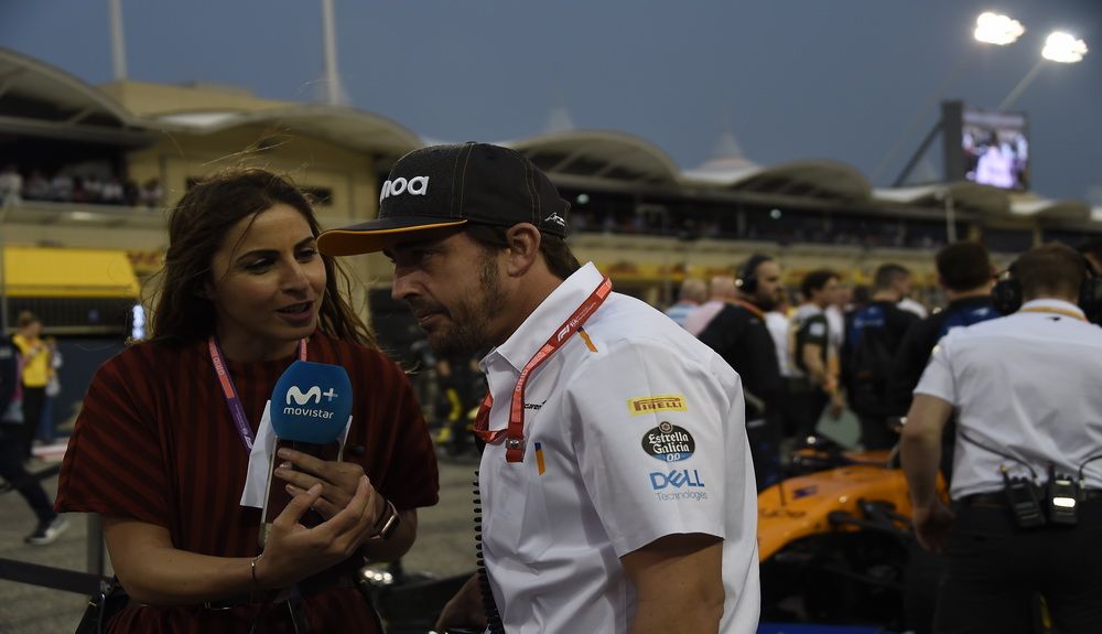La periodista de Movistar+ Noemi de Miguel entrevistando a Alonso en Barein 2019