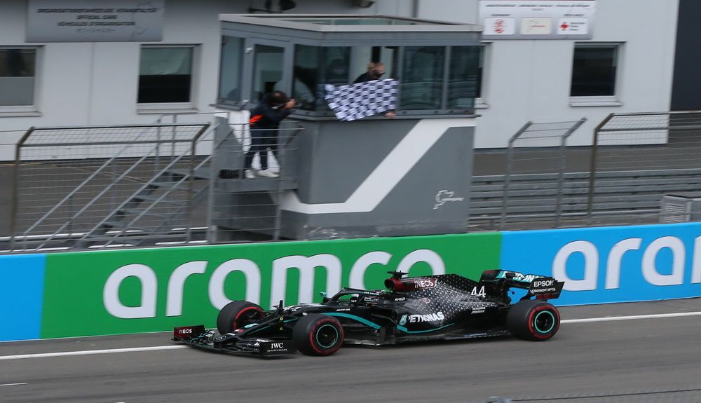 Lewis Hamilton cruzó primero la meta en Nürburgring