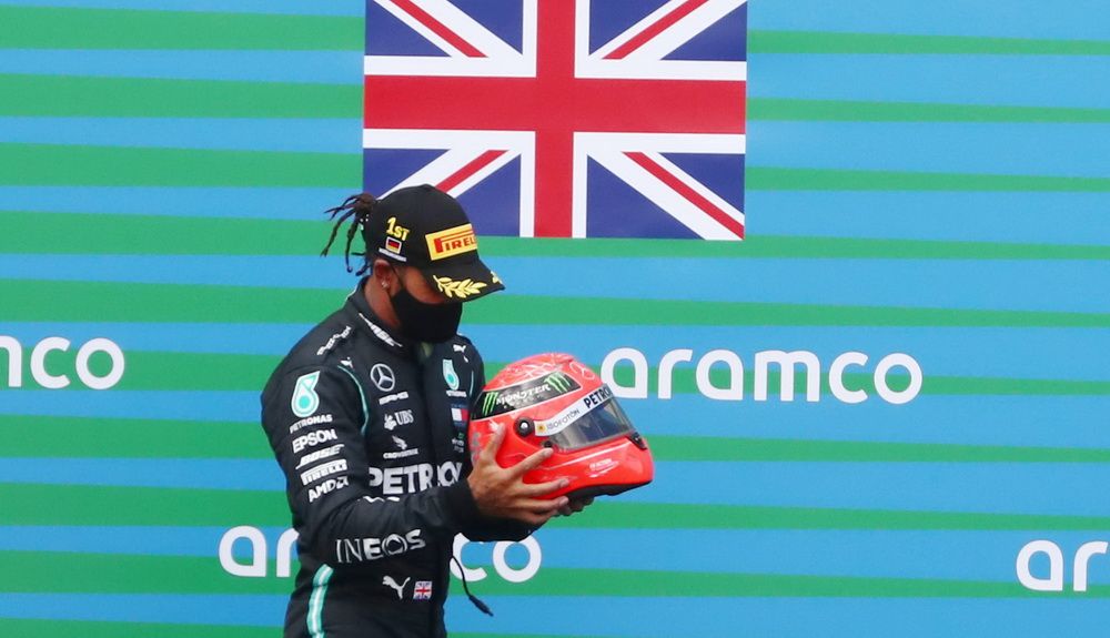 Hamilton en el podio con el casco de Michael Schumacher