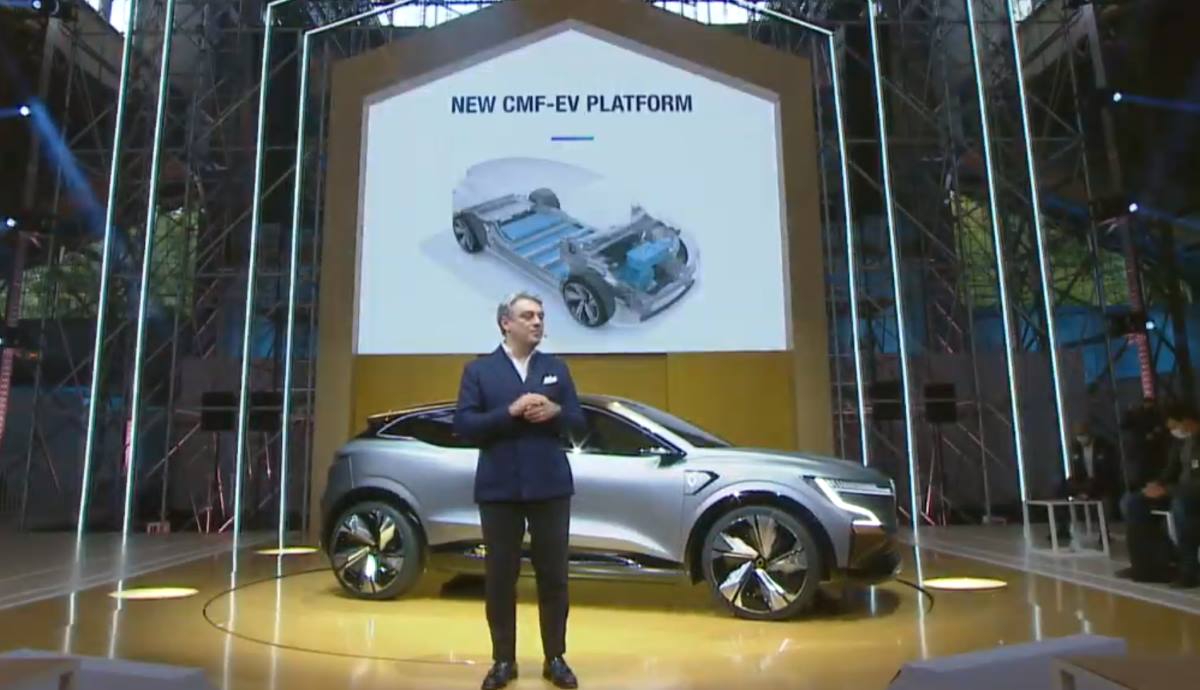 El CEO de Renault, Luca de Meo, presentando el nuevo Mégane eVISION