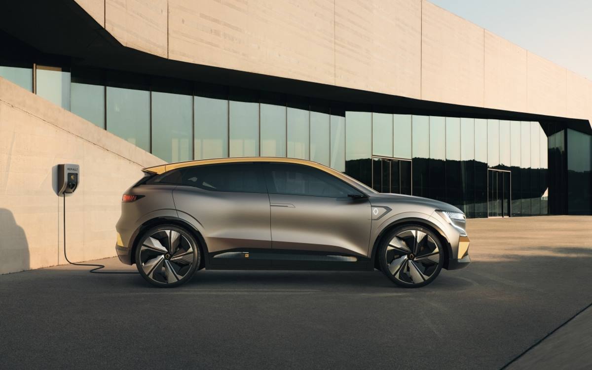 El Renault Mégane eVISION en un punto de carga