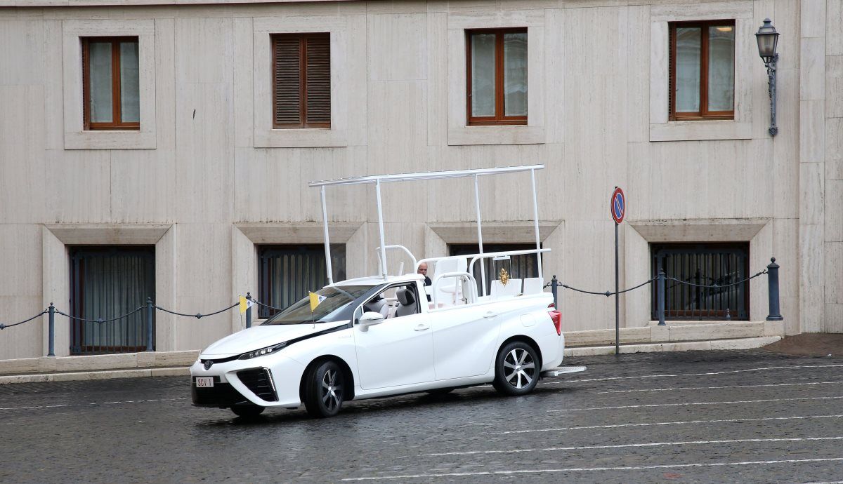Toyota Mirai, el nuevo papamóvil.