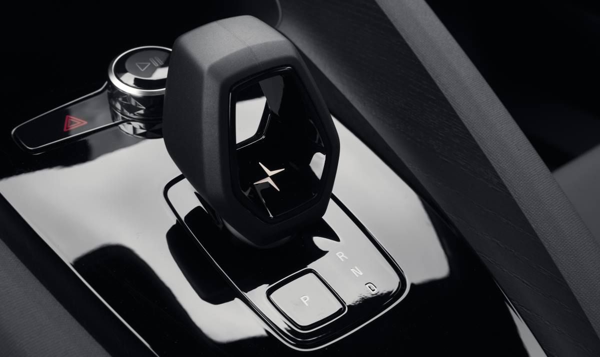 El selector de modo de marcha en el Polestar 2
