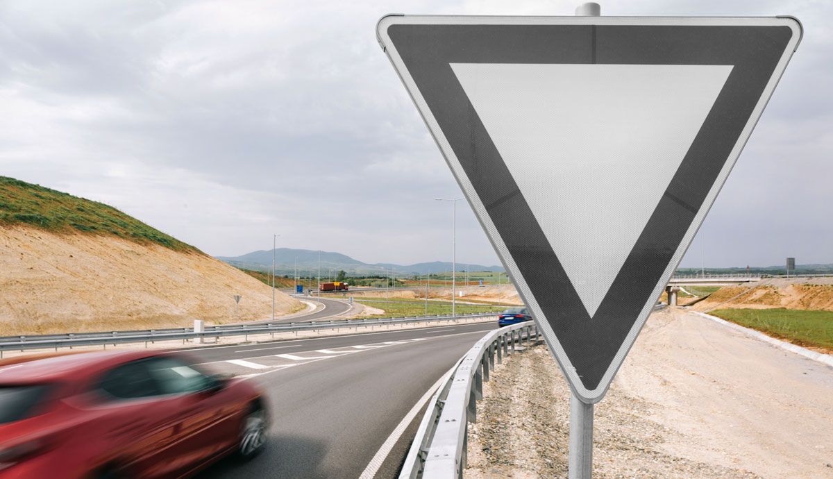 Intersecciones en la carretera sin señalizar: cómo actuar. | Foto (editada): iStock