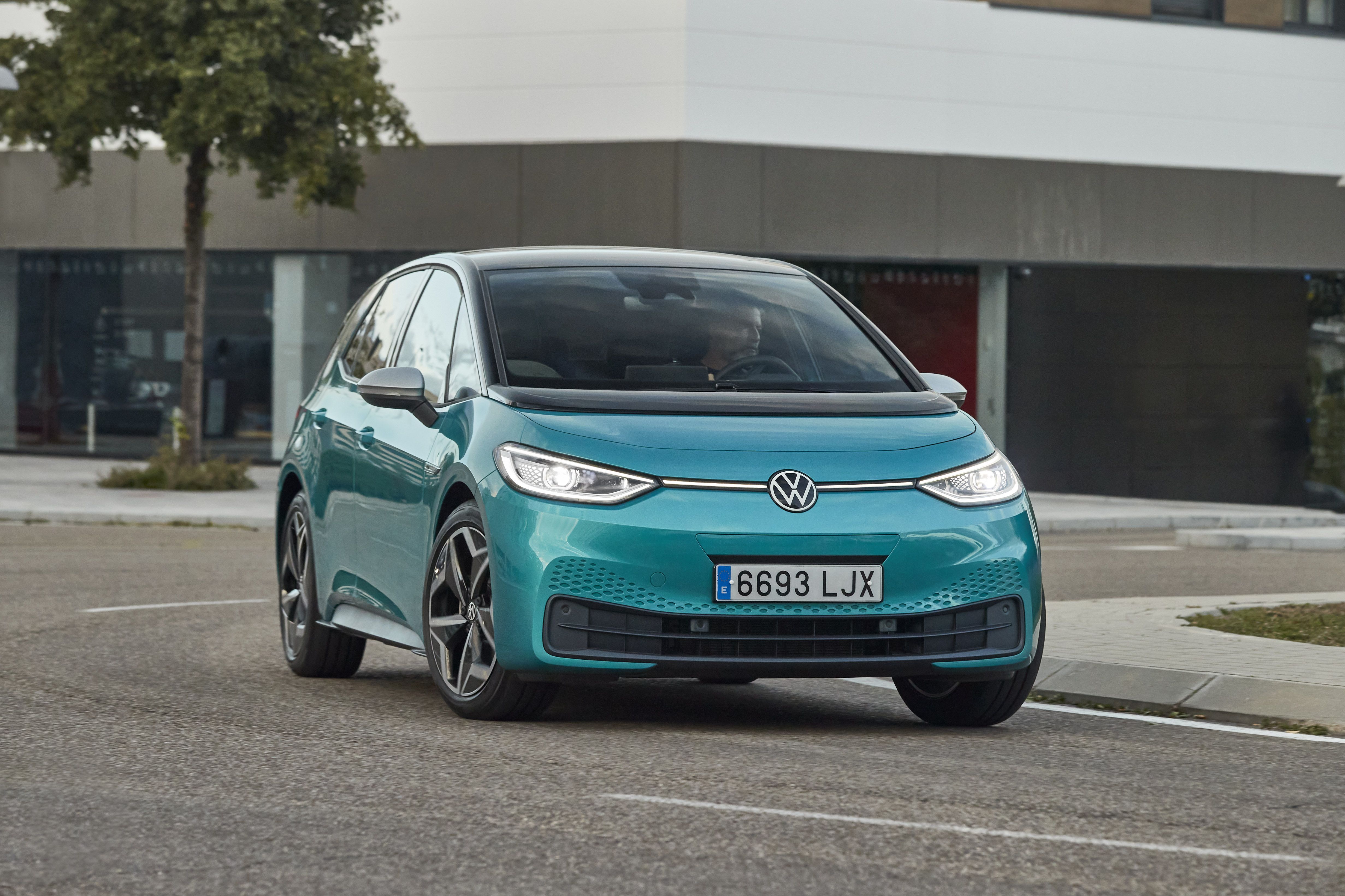 El diámetros de giro del VW ID-3 es de solo 10,2 metros, minferior al de un VW Polo. La ubicación del motor en el eje trasero permite mayores ángulos de giro de la dirección.