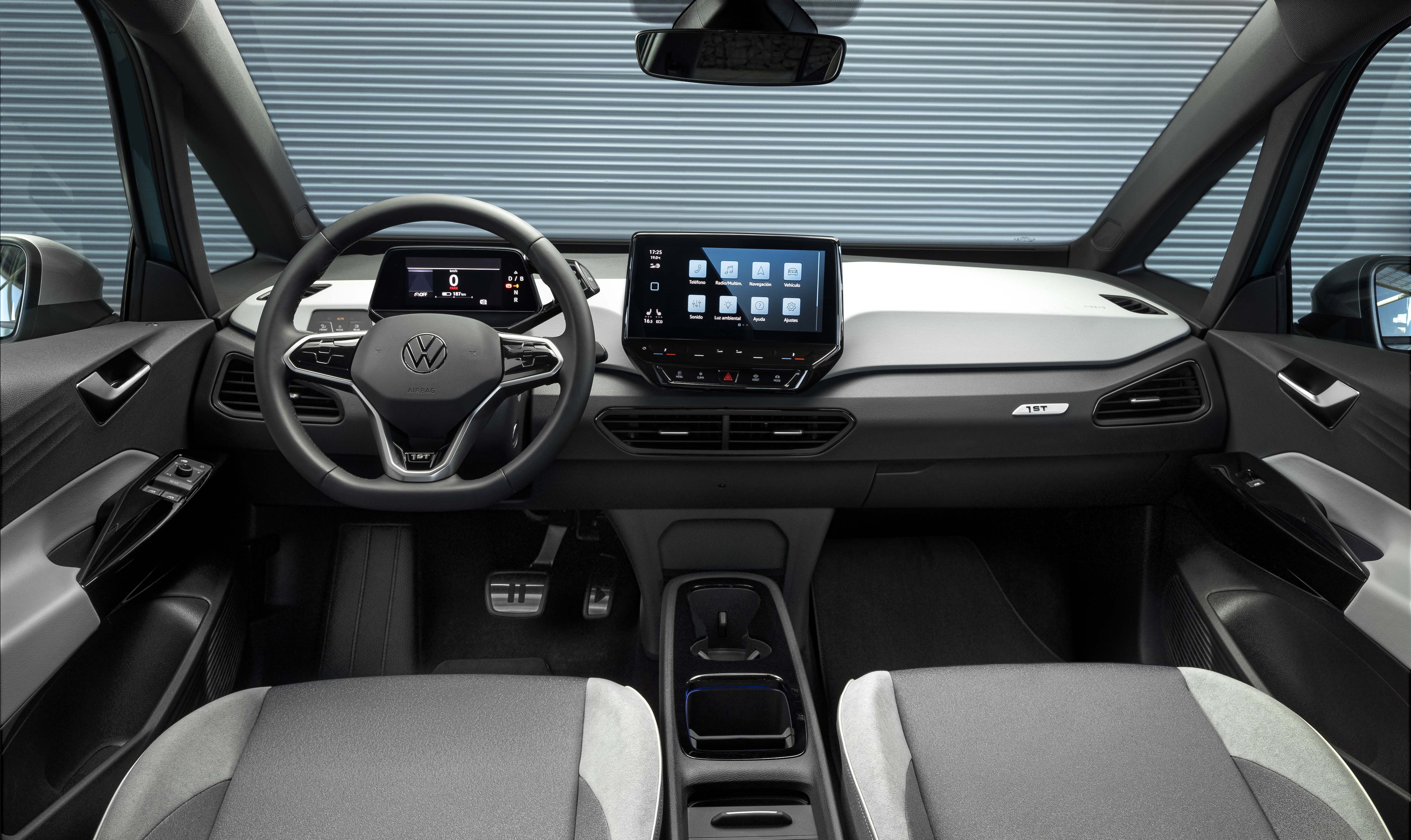 Su minimalista estilo interior ha concentrado en tres ventanas en el cuadro de relojes digital, el velocímetro, el ordenador de a bordo y el sistema de navegación. Desde la pantalla central táctil capacitiva manejas el resto de la información y otras func