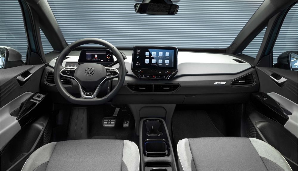 Su minimalista estilo interior ha concentrado en tres ventanas en el cuadro de relojes digital, el velocímetro, el ordenador de a bordo y el sistema de navegación. Desde la pantalla central táctil capacitiva manejas el resto de la información y otras funciones. Su minimalista estilo interior ha concentrado en tres ventanas en el cuadro de relojes digital, el velocímetro, el ordenador de a bordo y el sistema de navegación. Desde la pantalla central táctil capacitiva manejas el resto de la información y otras funciones.