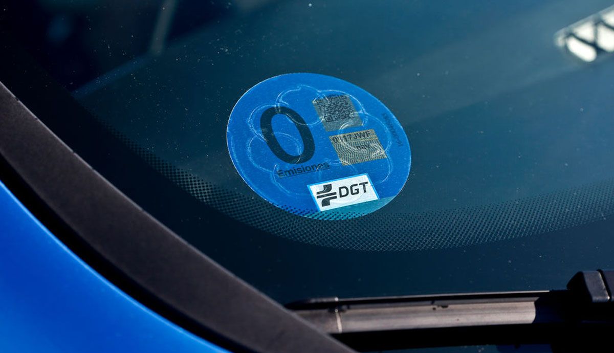 Te contamos cómo saber qué etiqueta de la DGT le corresponde a tu coche