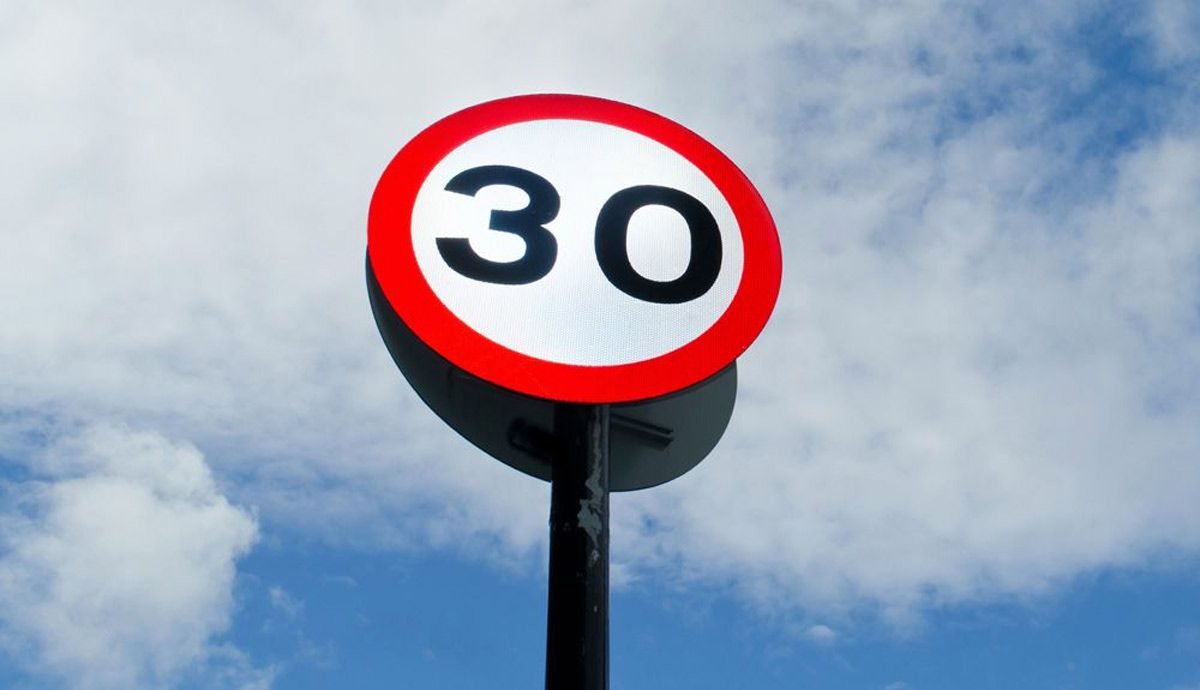 Algunas ciudades empiezan a corregir los límites 30 km/h en sus calles.
