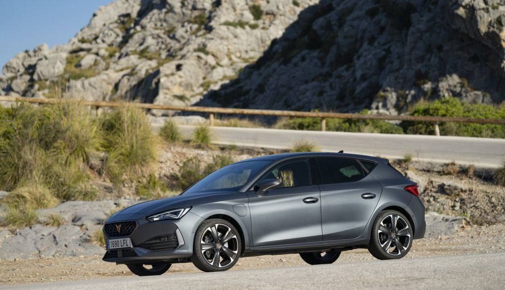 El Cupra León híbrido enchufable, en movimiento El Cupra León híbrido enchufable, en movimiento