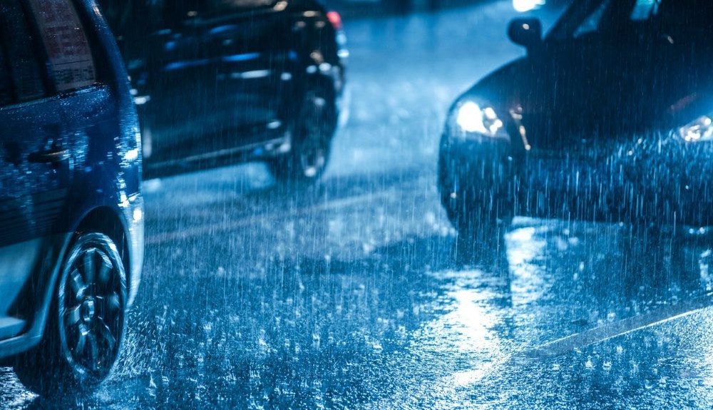 Siempre es obligatorio, pero con lluvia es más importante aún respetar y alargar la distancia de seguridad. Siempre es obligatorio, pero con lluvia es más importante aún respetar y alargar la distancia de seguridad.