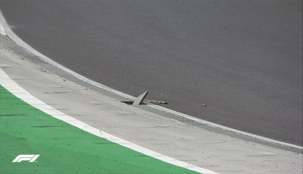 Una rejilla levantada en la curva 14 paró la sesión a falta de 1 minuto