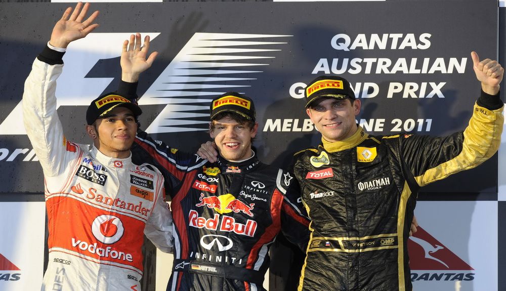 Petrov (dcha) en el podio del GP Australia 2011 junto a Vettel y Hamilton