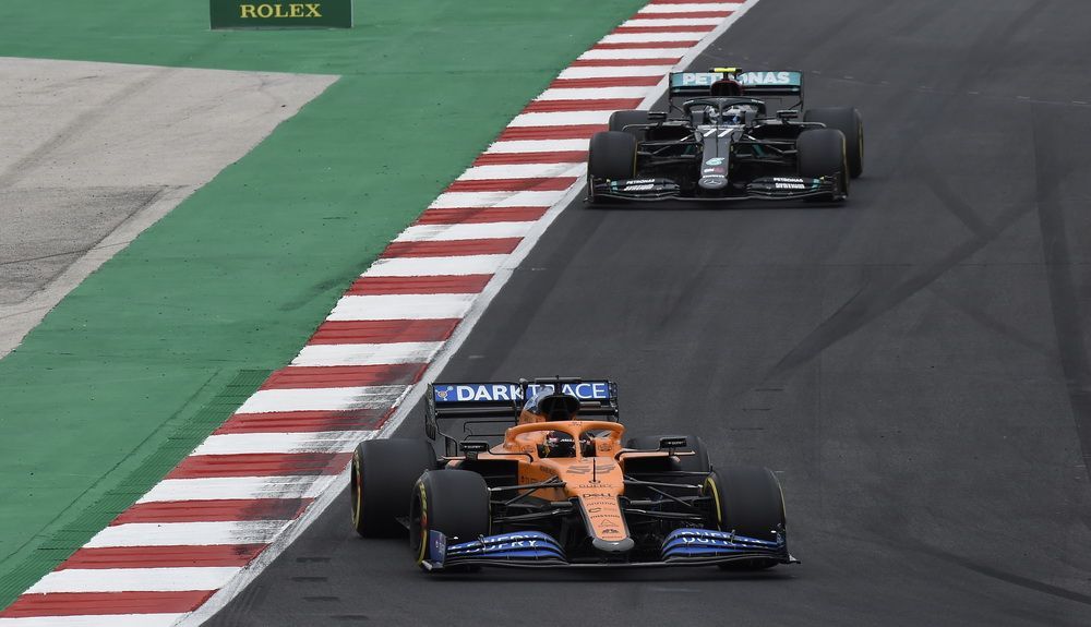 Sainz liderando la carrera por delante de Bottas Sainz liderando la carrera por delante de Bottas