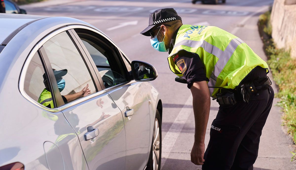 Un policía controla el tráfico