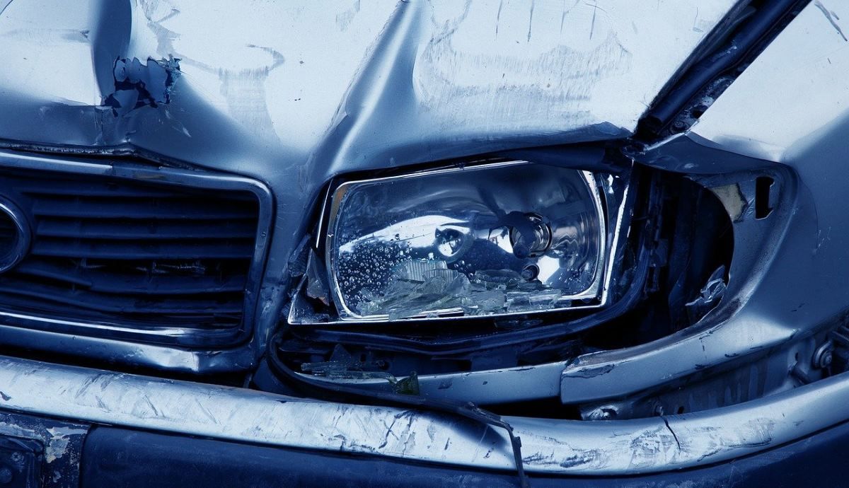 Así debes actual ante un accidente de coche en carretera.