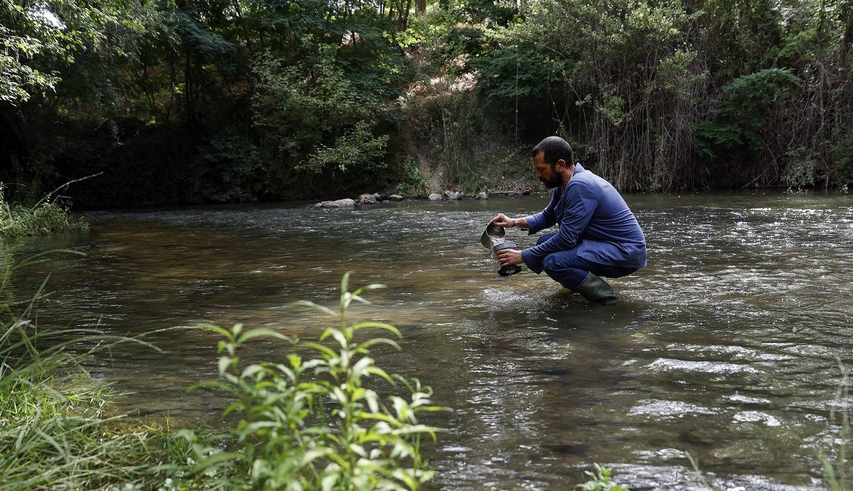 David León tomando muestras en un río. / Javier Mariscal (EFE)