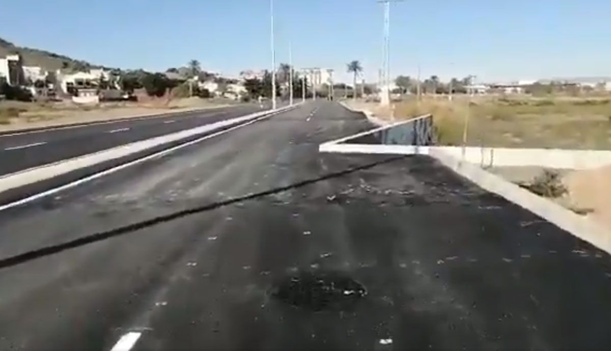 Una carretera presenta un desastroso diseño que puede provocar graves accidentes