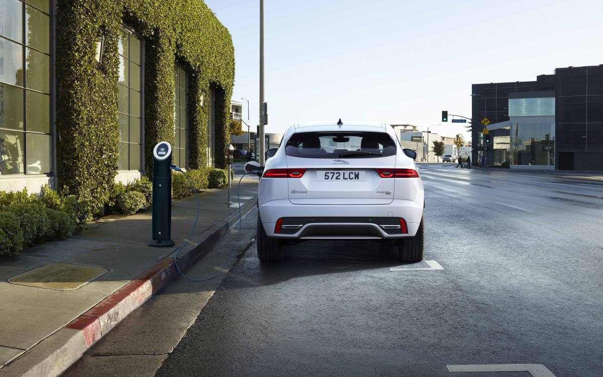 El nuevo Jaguar E Pace P300e híbrido enchufable 2