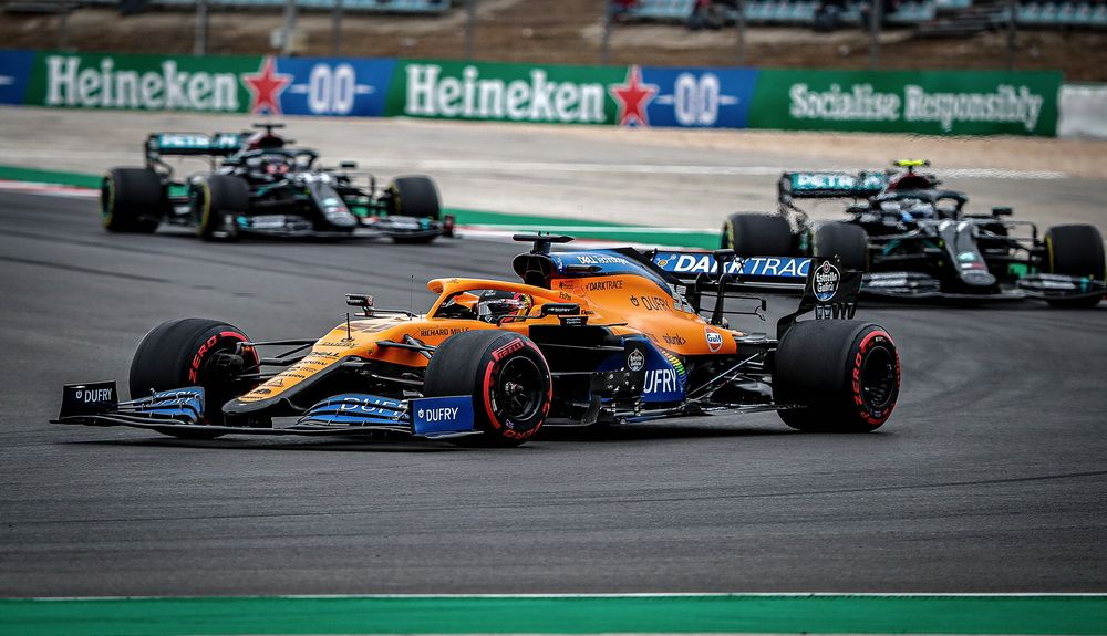 Carlos Sainz el domingo durante la carrea de Portugal por delante de los Mercedes