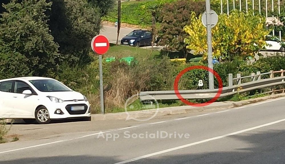 Radar Veloláser oculto tras un guardarraíl y una farola Radar Veloláser oculto tras un guardarraíl y una farola