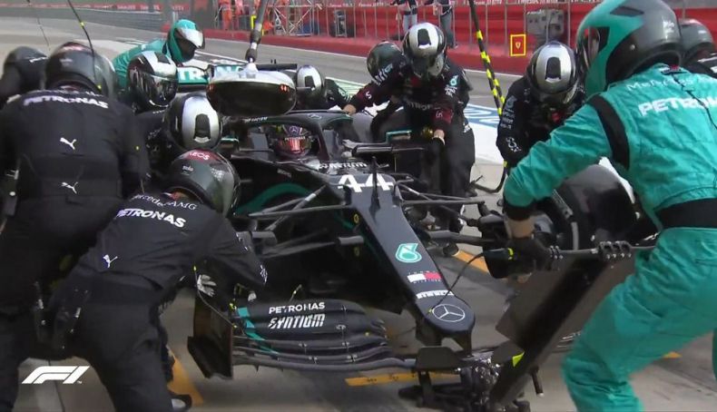 Hamilton en su primer pit stop Hamilton en su primer pit stop
