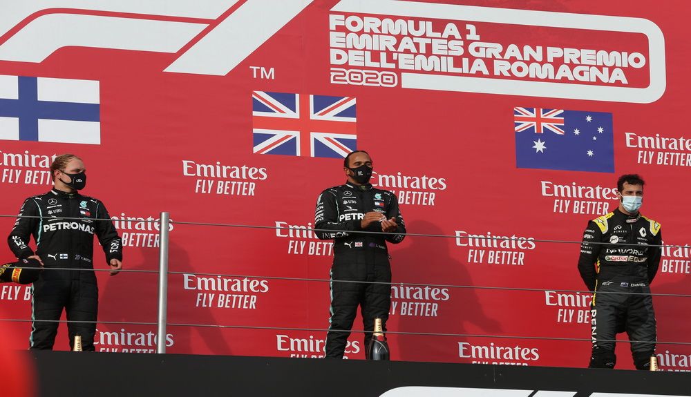 En el podio Lewis Hamilton junto a Bottas y Ricciardo. FOTOS: Gorys/@FIA/F1