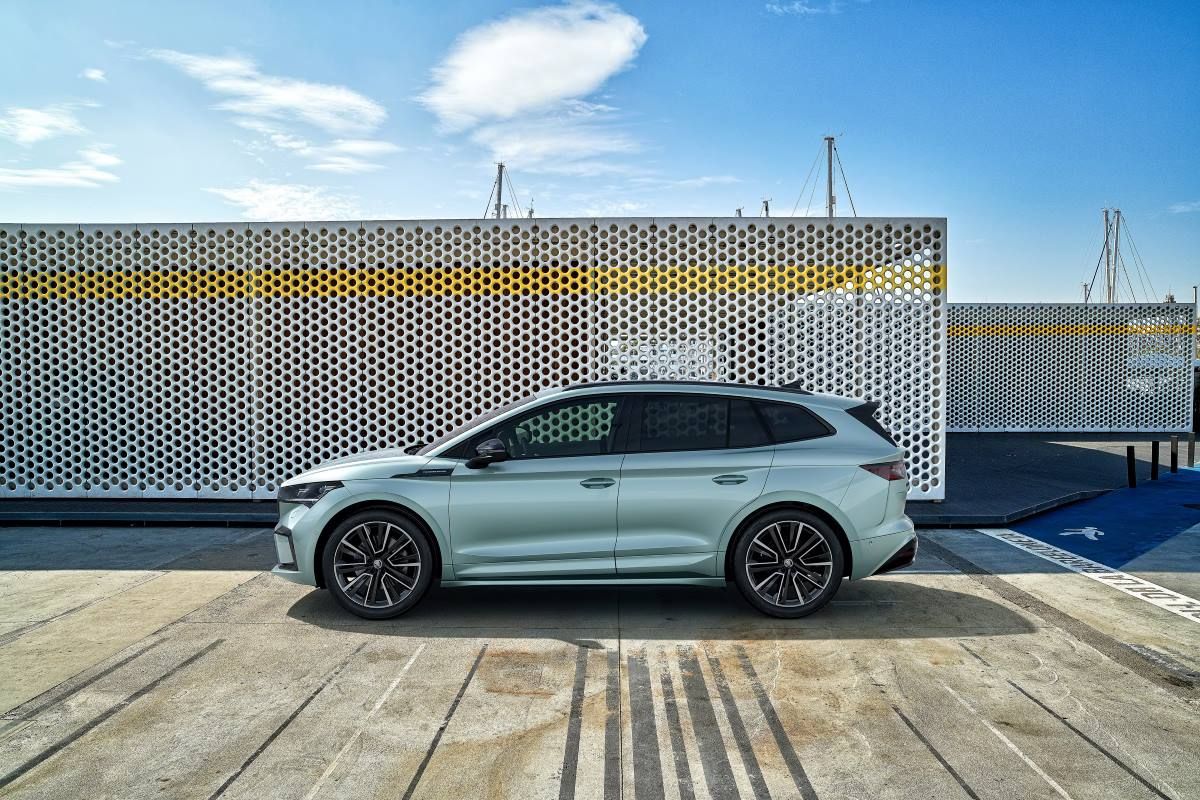 El Skoda Enyaq iV 2021 visto de perfil
