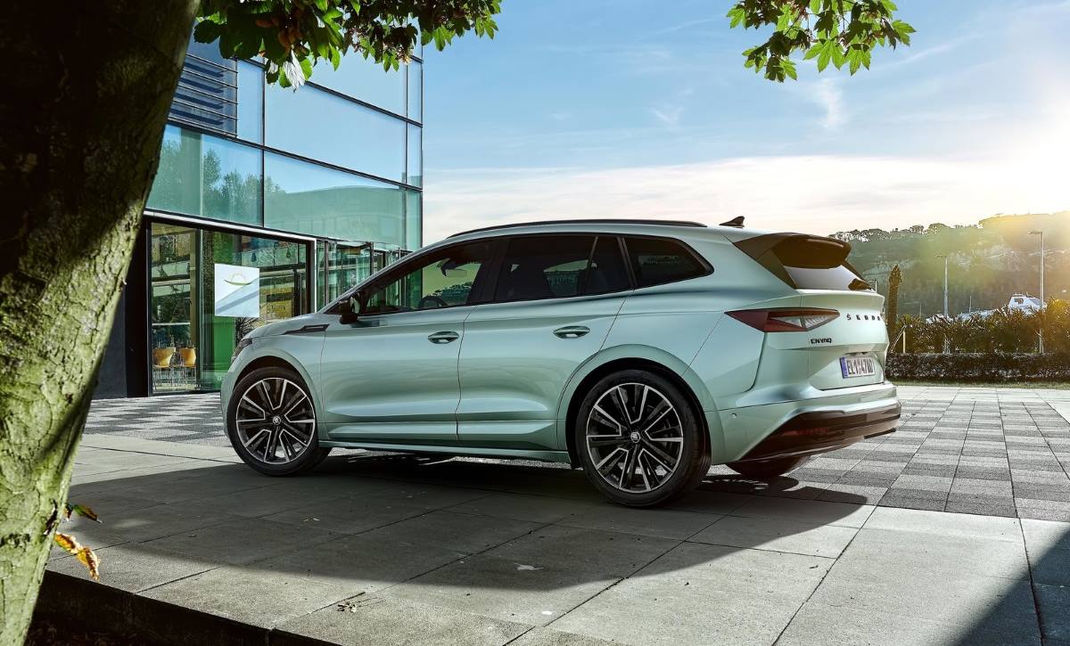 Formas coupé  y deportivas en la zona posterior del Skoda Enyaq iV