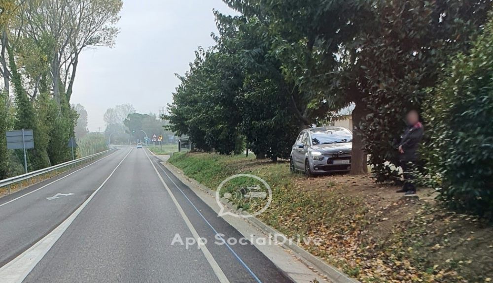 El mismo radar captado multando mientras circula, por la mañana en una localidad de Girona sancionando oculto entre árboles. El mismo radar captado multando mientras circula, por la mañana en una localidad de Girona sancionando oculto entre árboles.