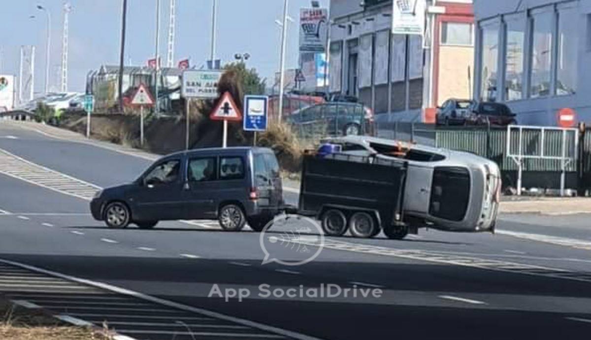 Un vehículo circula portando en su remolque otro automóvil cuya carrocería sobresale más de la mitad (Imagen: SocialDrive)