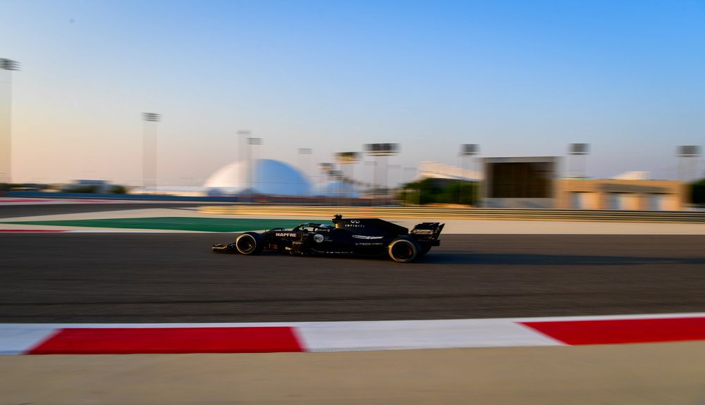 Alonso en el circuito de Baréin con el Renault TS18