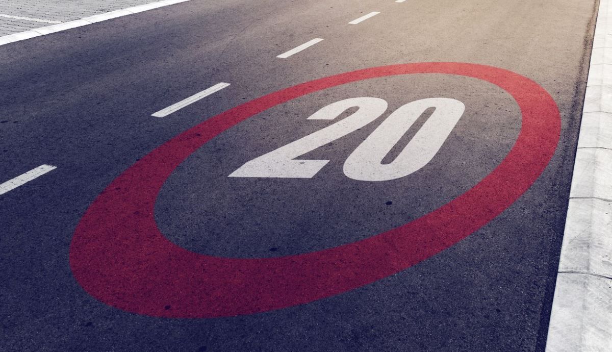 La DGT bajará el límite de velocidad en ciudad a 20 km/h: nuevo decreto del Gobierno. Foto: iStock.