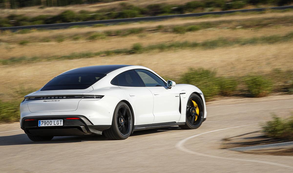 Porsche Taycan Turbo S Electric 030