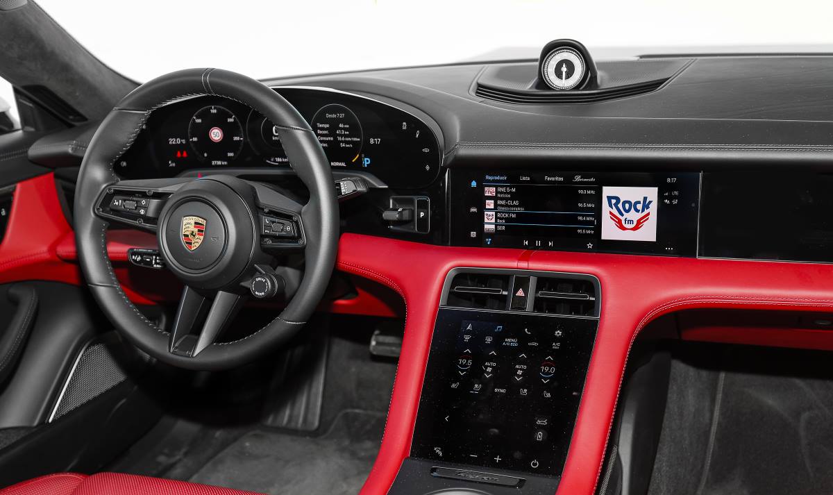 Porsche Taycan Turbo S Electric 048
