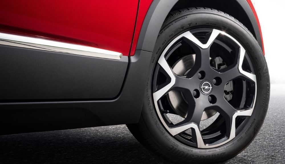 El Opel Crossland 2021 muestra rasgos que estrenará también el Astra.