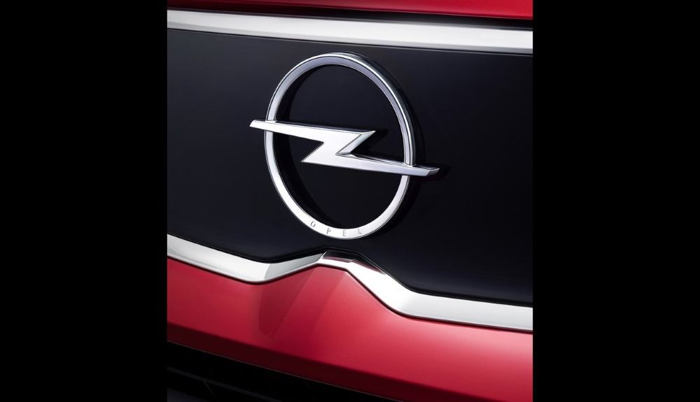 El Opel Crossland 2021 muestra rasgos que estrenará también el Astra.