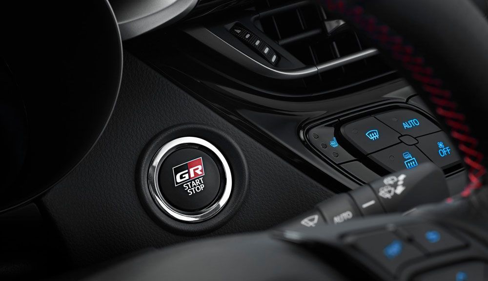 Los logos GR se reparten por todo el interior del Toyota C HR GR Sport