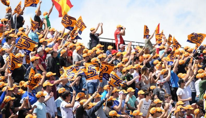 Las banderas de Ferrari inundarán este año las tribunas de Sainz en el circuito de Montmeló Las banderas de Ferrari inundarán este año las tribunas de Sainz en el circuito de Montmeló