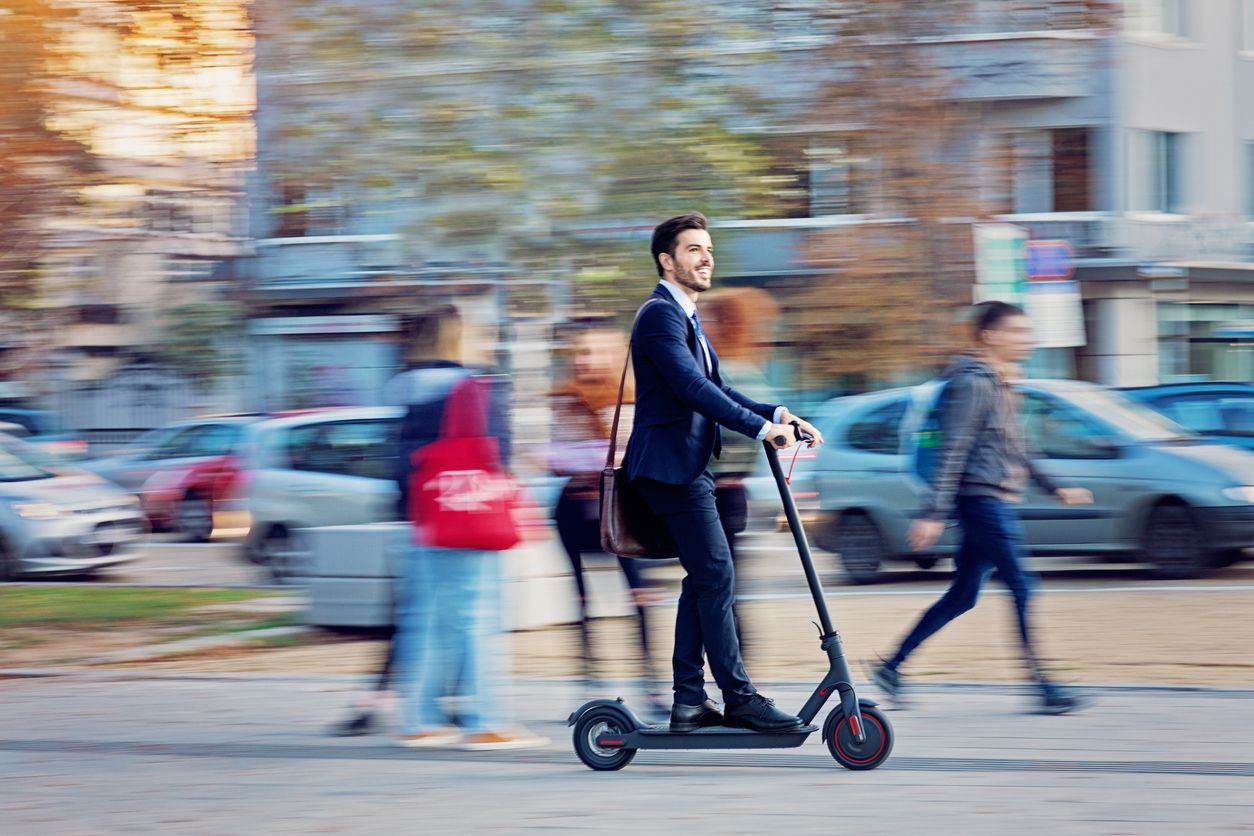Decreto del Gobierno: nuevas limitaciones a la circulación y uso de patinetes y bicis eléctricas. Fotos: iStock.