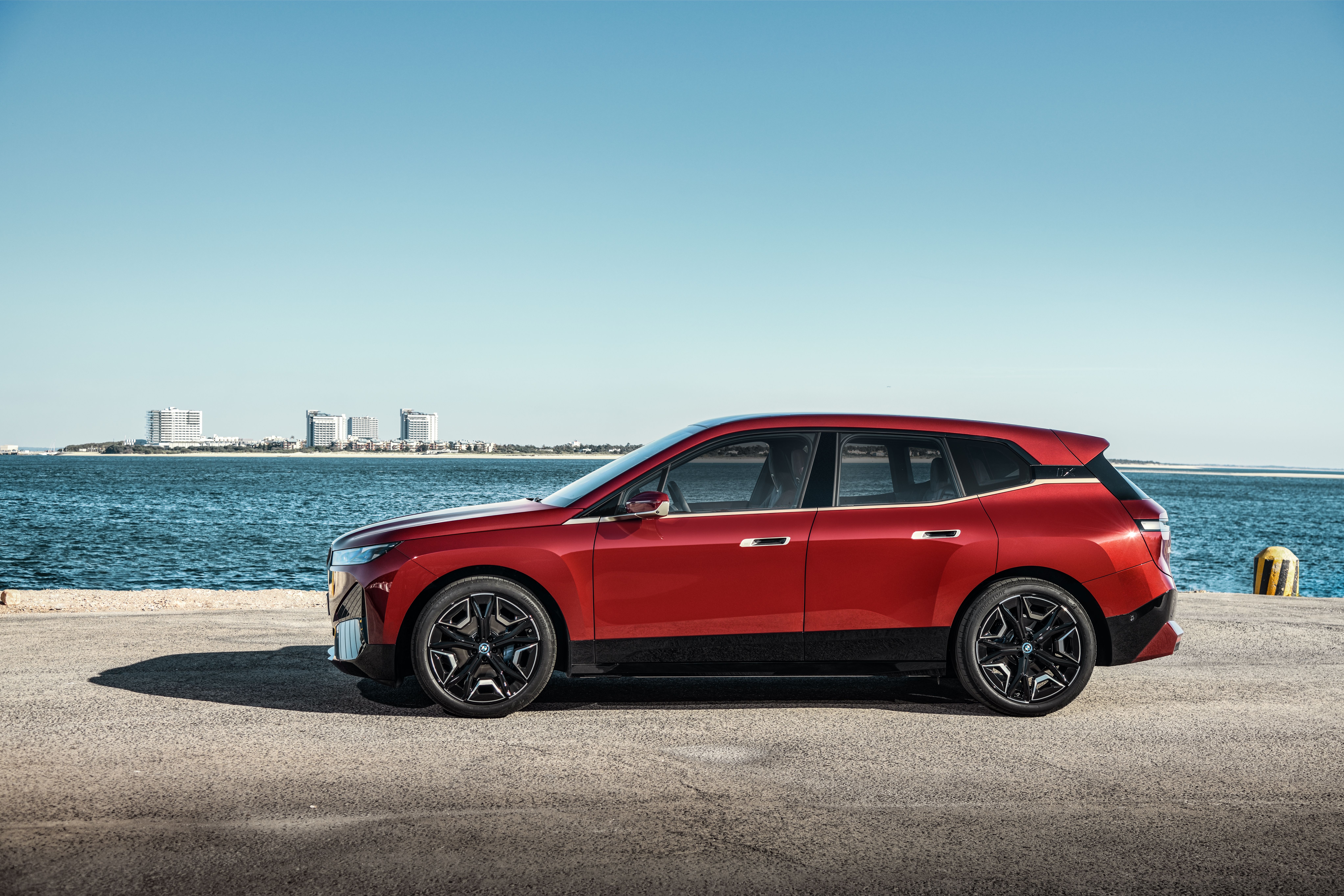 BMW iX, SUV eléctrico, 500 CV y 600 km de autonomía