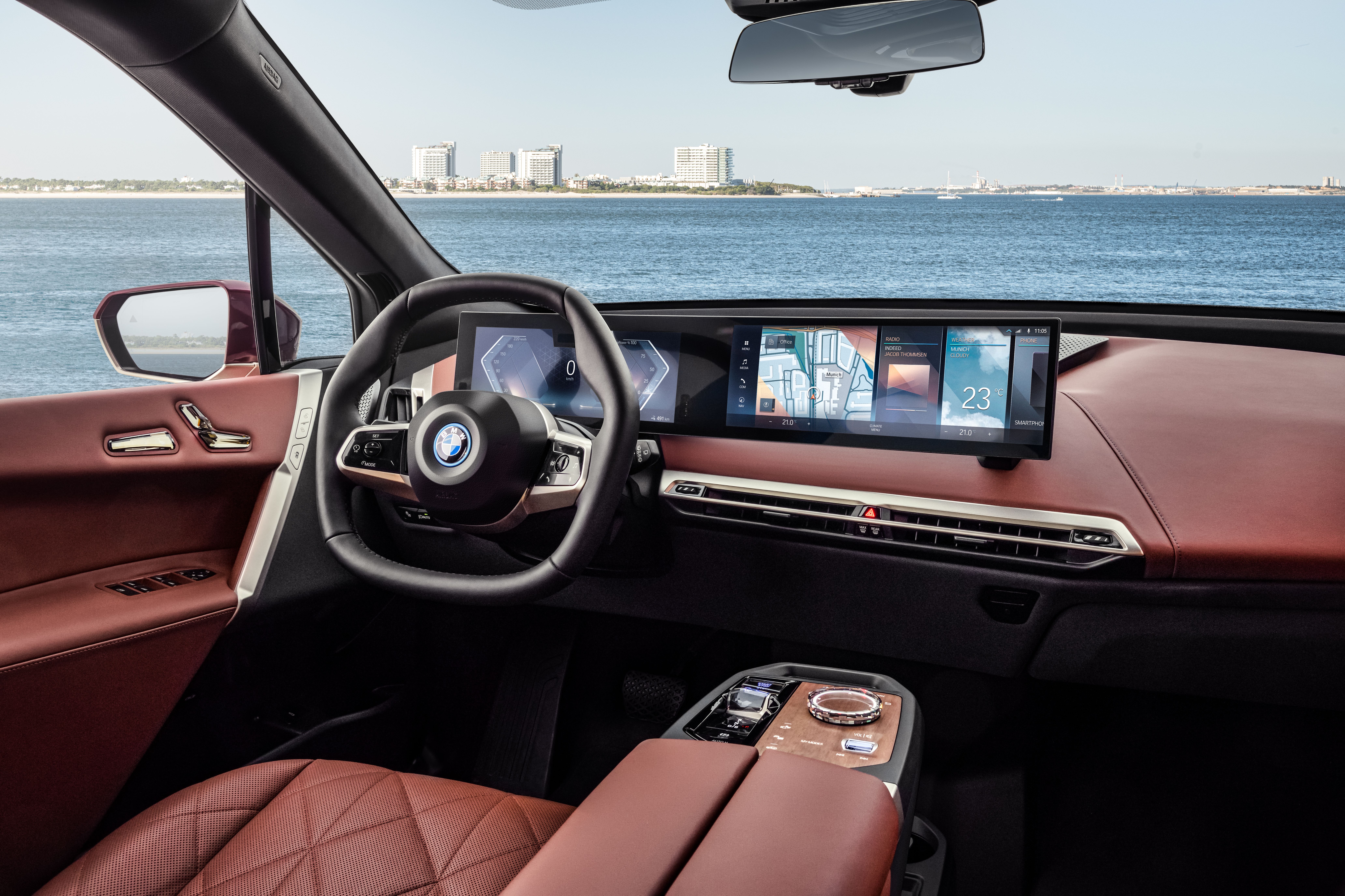 BMW iX, SUV eléctrico, 500 CV y 600 km de autonomía