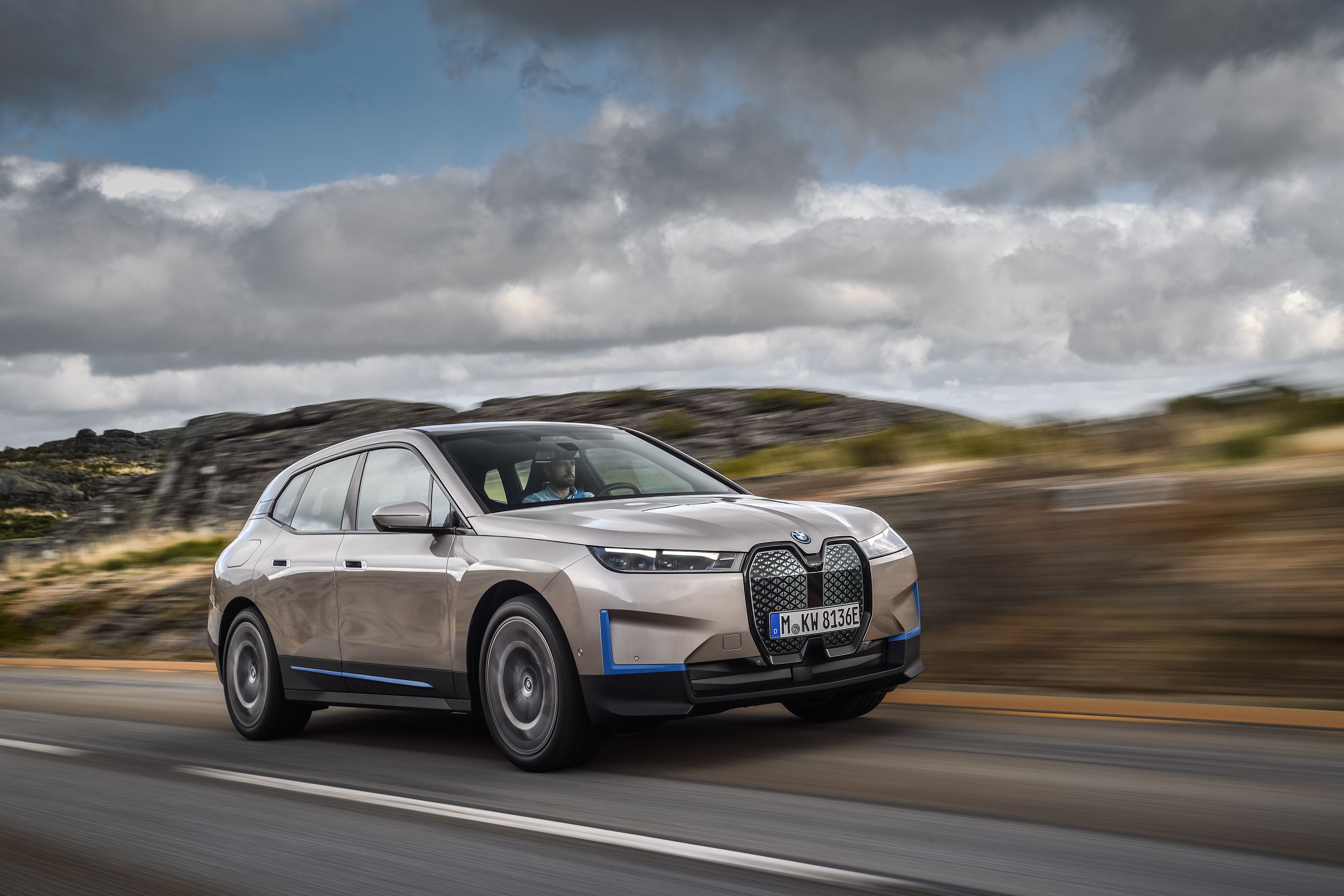 BMW iX, SUV eléctrico, 500 CV y 600 km de autonomía