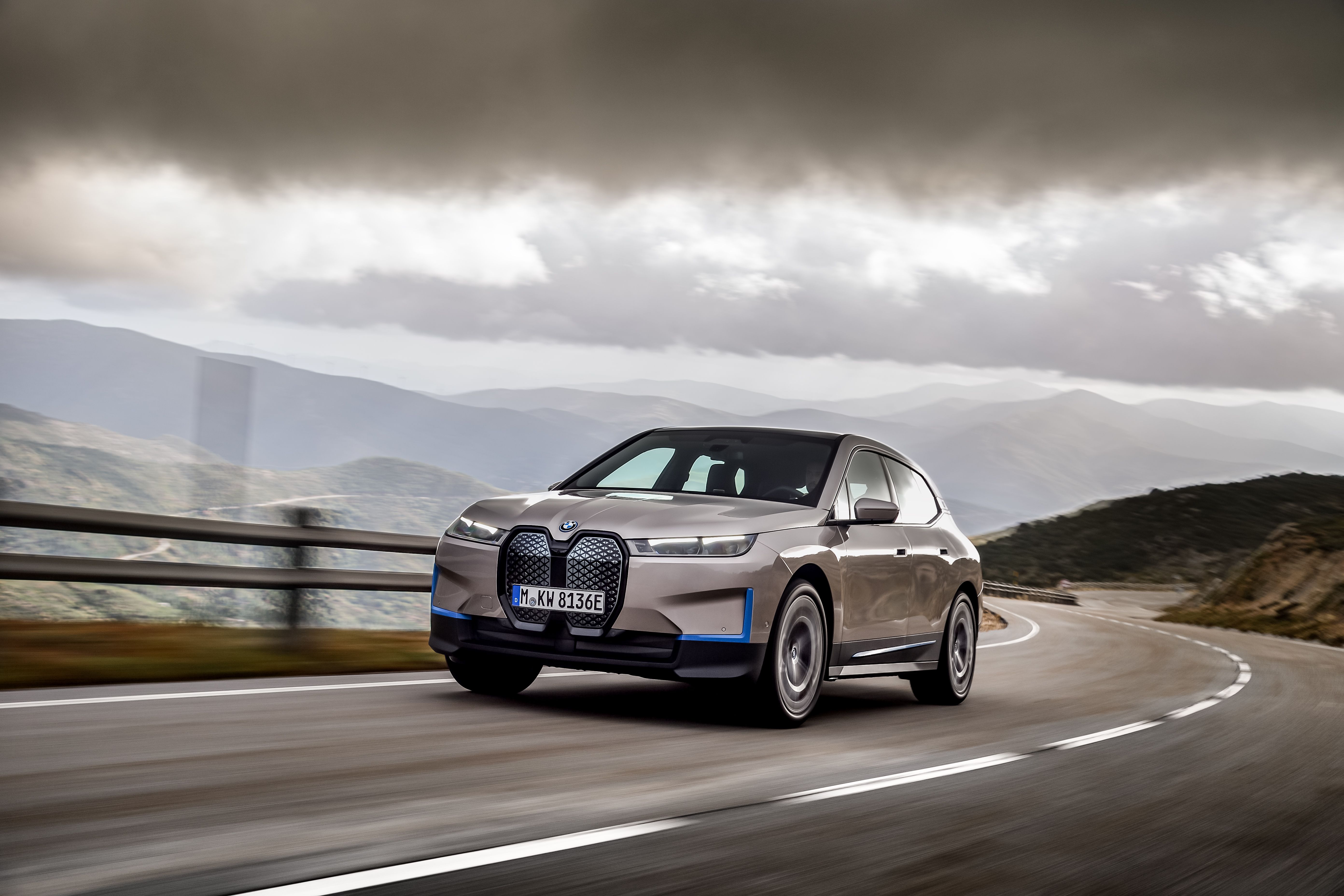 BMW iX, SUV eléctrico, 500 CV y 600 km de autonomía